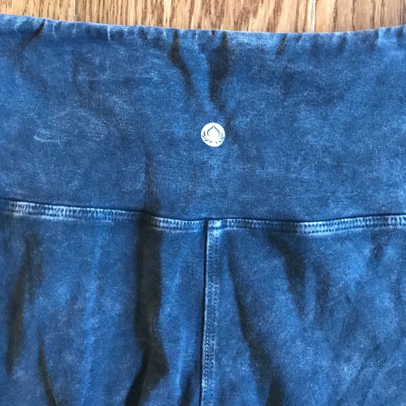 Jala Tie Capri Leggings - Picture 7 of 8